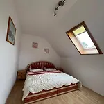 Apartment Balatonfenyves 度假居 *