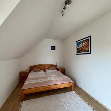 Apartment Balatonfenyves 度假居 *
