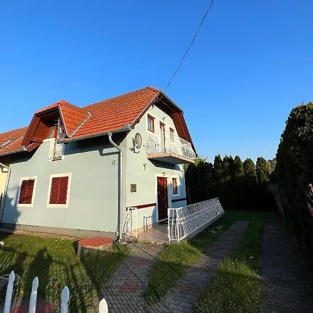 Apartment Balatonfenyves 度假居 鲍洛通费尼韦什