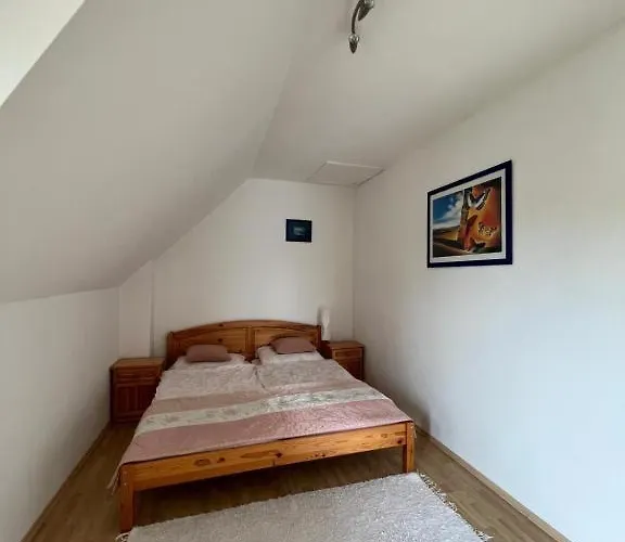 Apartment Balatonfenyves בית נופש *