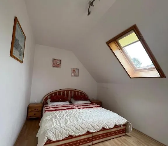 Apartment Balatonfenyves בית נופש *